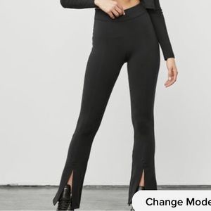 NWT Brand New Alo Yoga High-Waist Flutter Legging in black- XXS